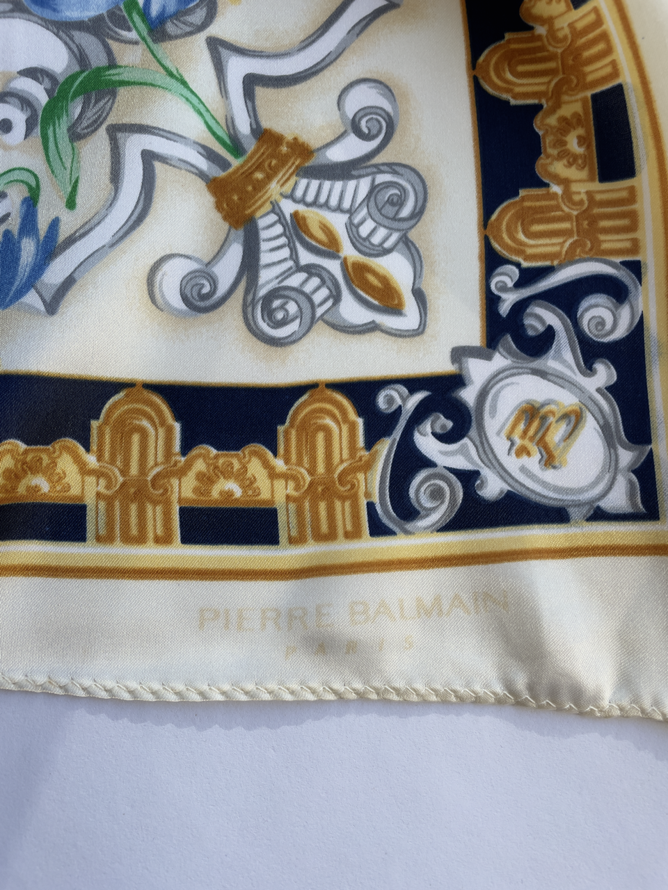 Foulard Pierre Balmain